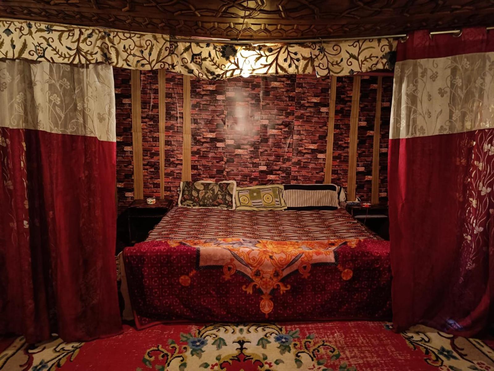 Hotel Island Srinagar  Bagian luar foto