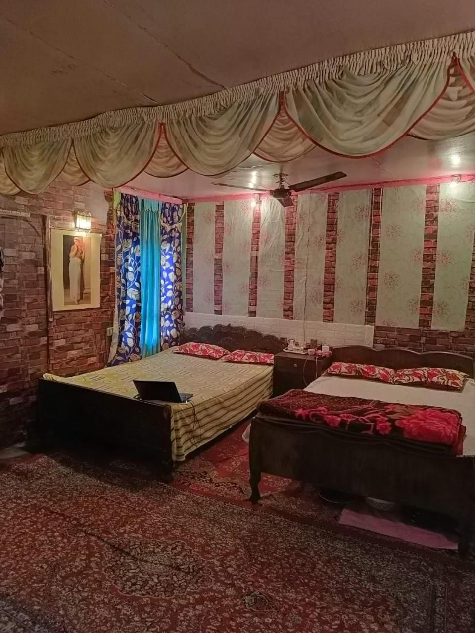 Hotel Island Srinagar  Bagian luar foto