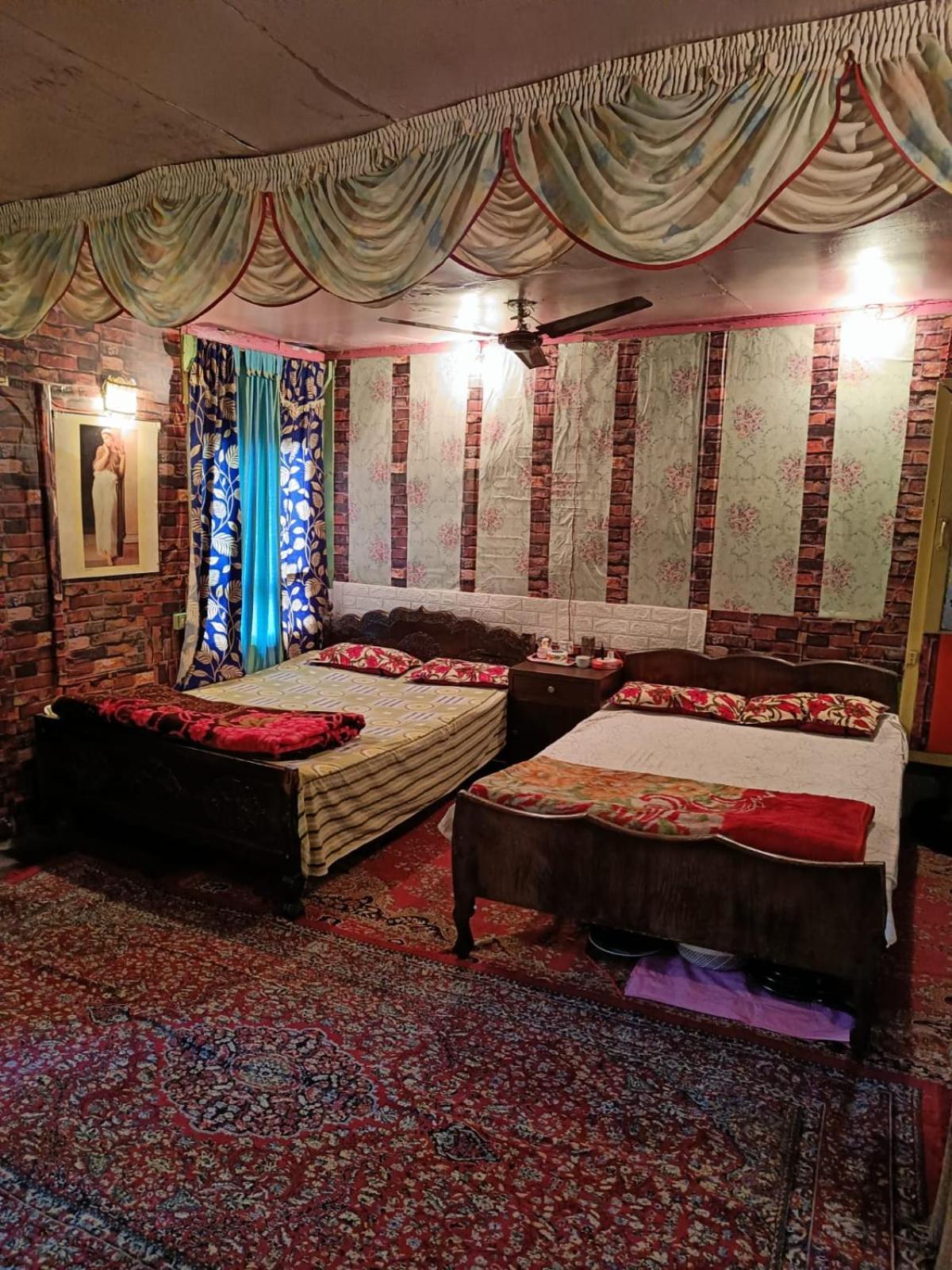 Hotel Island Srinagar  Bagian luar foto