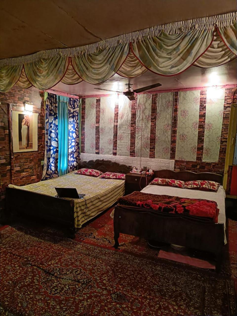 Hotel Island Srinagar  Bagian luar foto