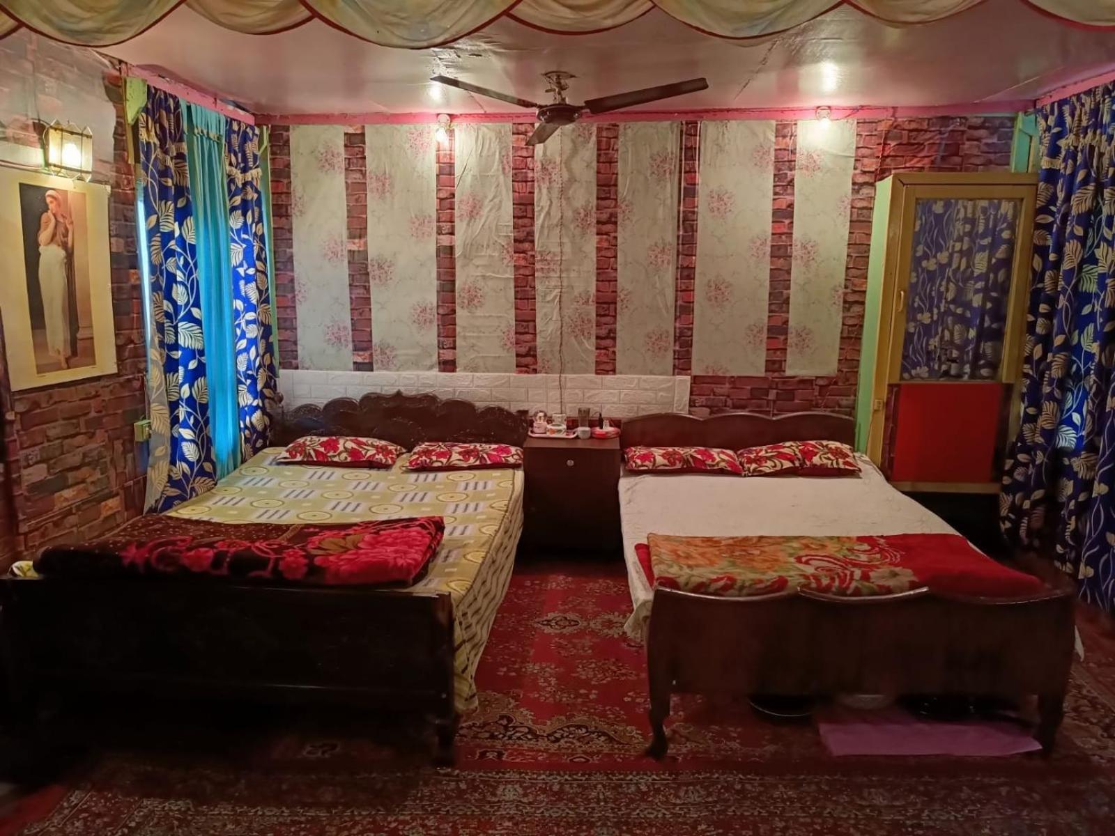 Hotel Island Srinagar  Bagian luar foto