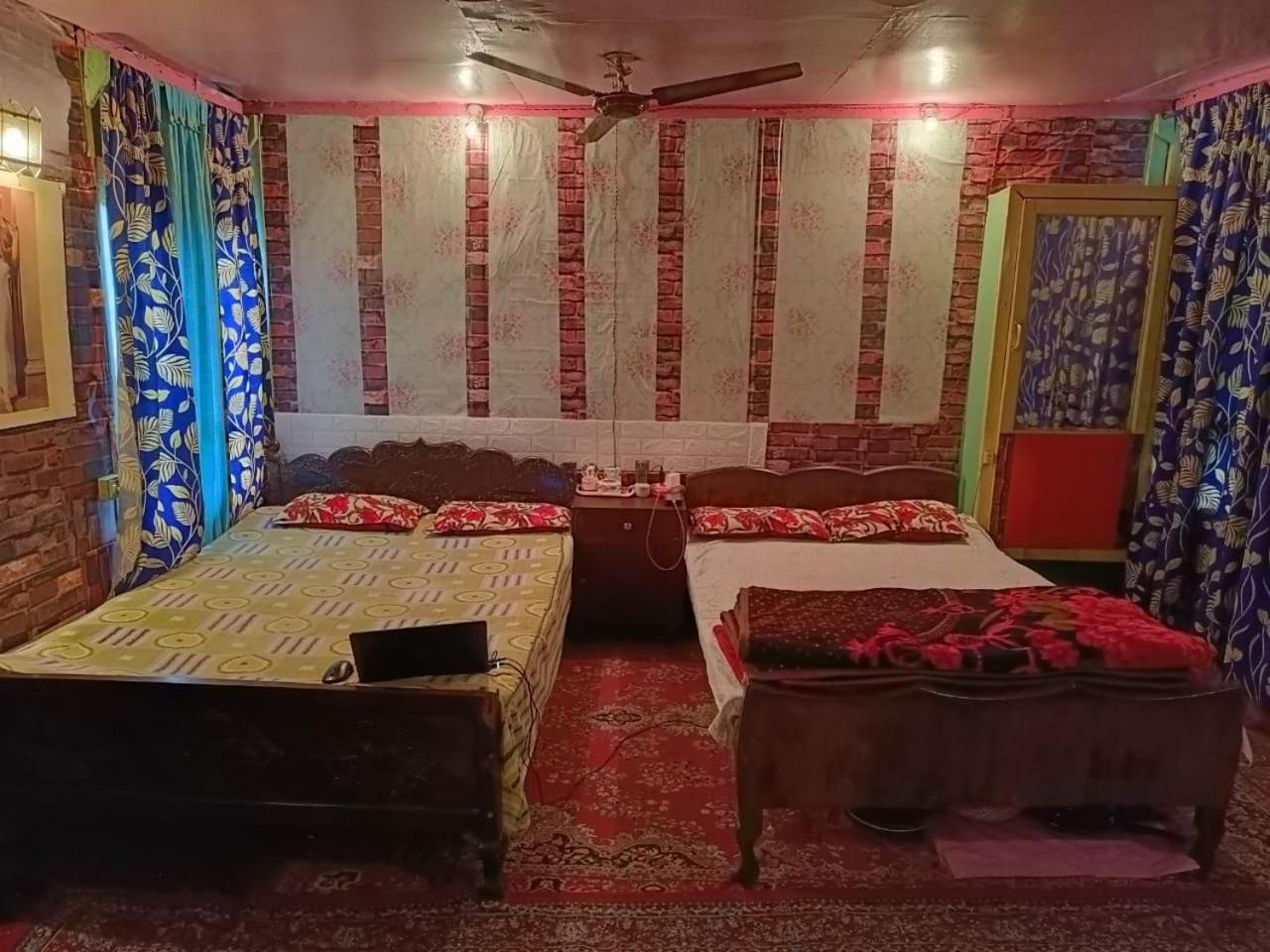 Hotel Island Srinagar  Bagian luar foto