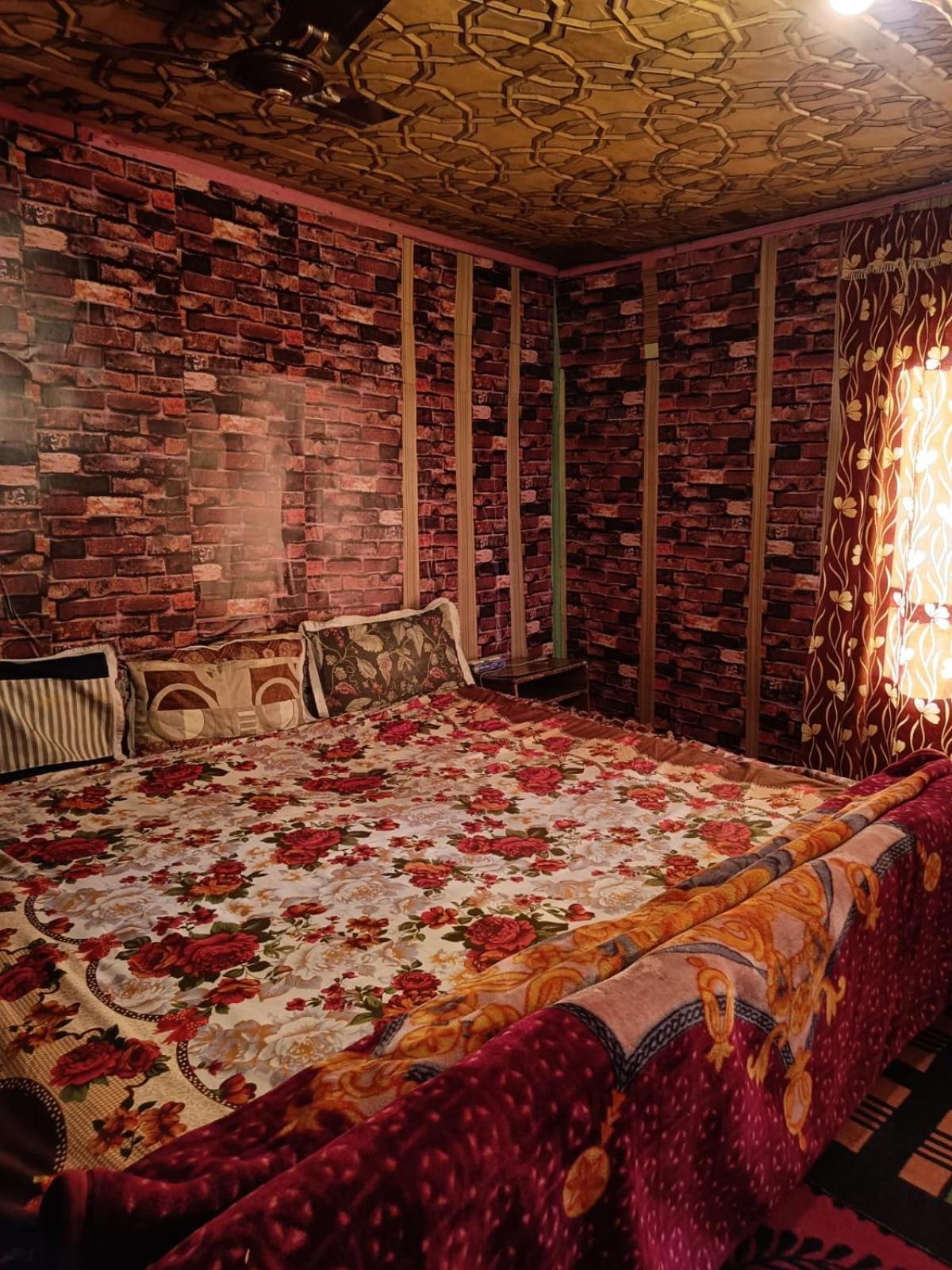 Hotel Island Srinagar  Bagian luar foto